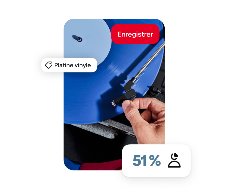Une Épingle avec une main posant le bras de lecture d’une platine sur un disque bleu affichant le texte « tourne-disque » partiellement en surimpression et une autre surimpression indiquant « 51 % ».