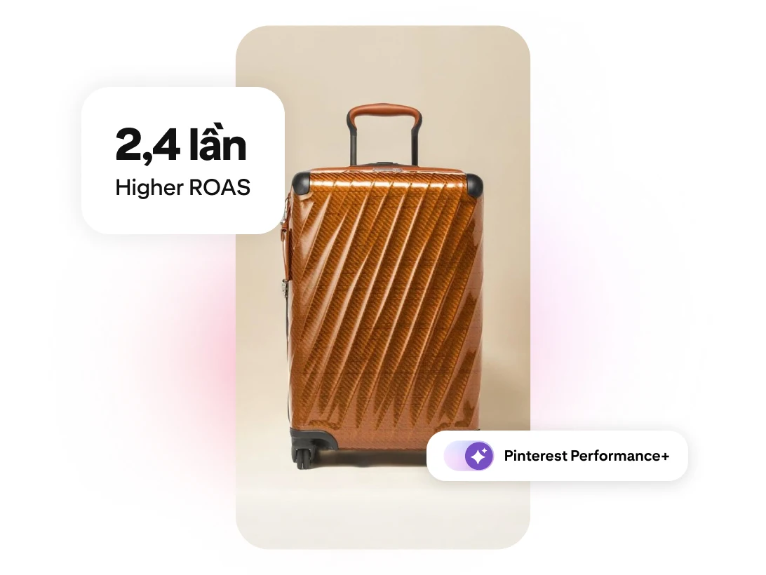 Chiếc vali vỏ cứng màu nâu có nhãn ROAS tăng 2,4 lần và nhãn Pinterest Performance+