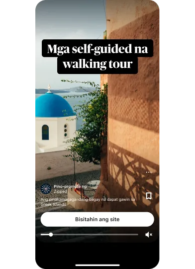 Thumbnail ng preview ng idea ad na nagpapakita ng napakagandang Grecian na tanawin ng tubig na pinamagatang “Mga paglalakbay ng paglalakad nang mag-isa” na may button na “Bisitahin ang site” na nasa gitnang bahagi sa ibaba.