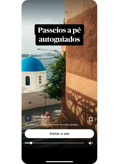 Miniatura da pré-visualização de um anúncio de ideia que mostra uma imagem de uma paisagem pitoresca da Grécia, com o título "Self-guided walking tours" (que significa Visitas a pé sem guia) com um botão para visitar o site centrado na parte inferior.