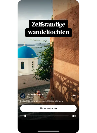 Miniatuur van een voorbeeld van een idee-advertentie met een pittoresk uitzicht op Grieks water met de titel 'Zelfgeleide wandeltochten' met onderaan in het midden een knop 'Website bezoeken'.