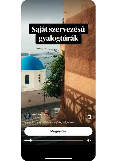 „Egyéni sétatúrák” feliratú ötlethirdetés festői, a tengerre néző görög látképpel, lent középen egy „Oldal megnyitása” feliratú gombbal.