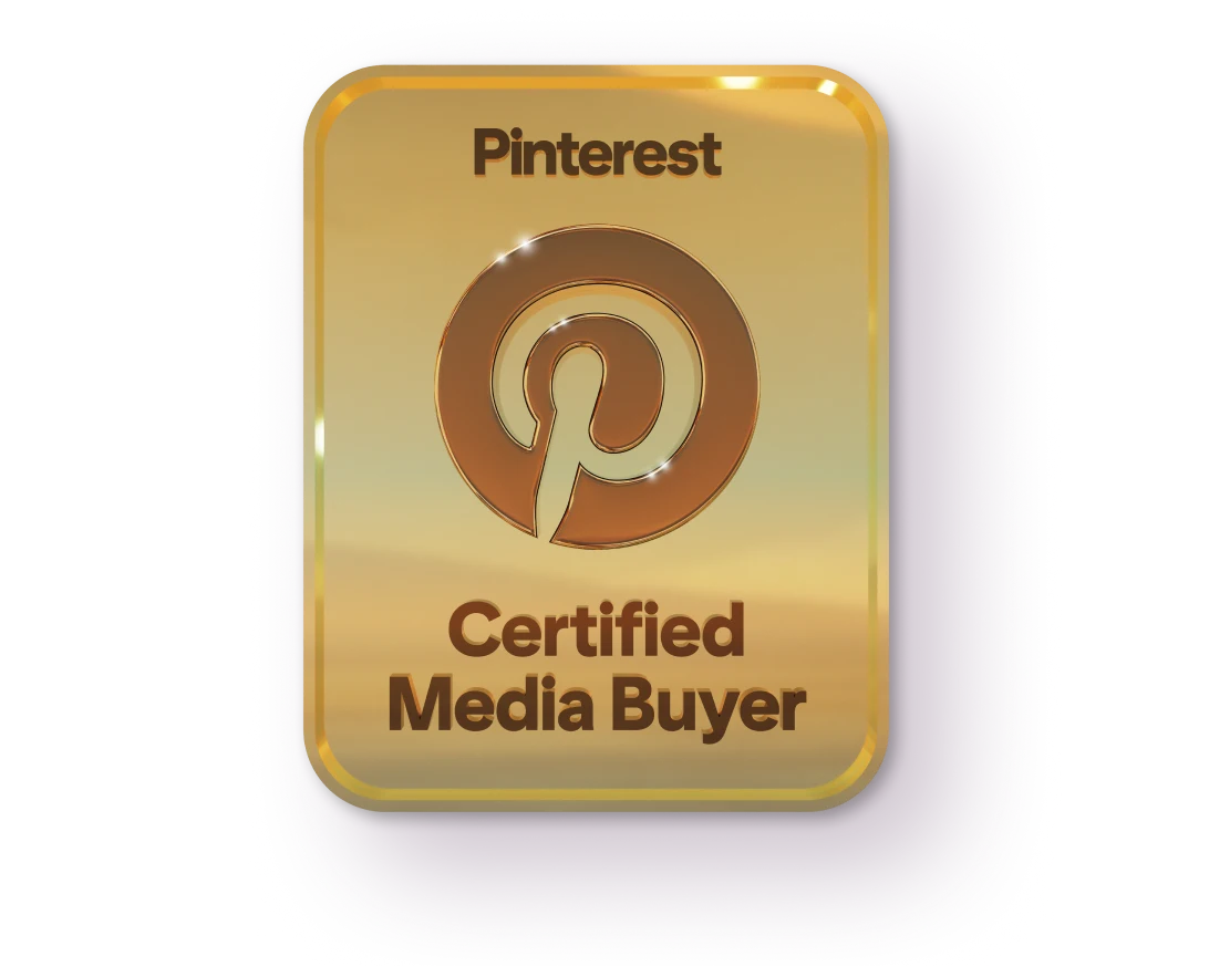 Una insignia dorada con forma de Pin que dice “Pinterest Certified Media Buyer”. 