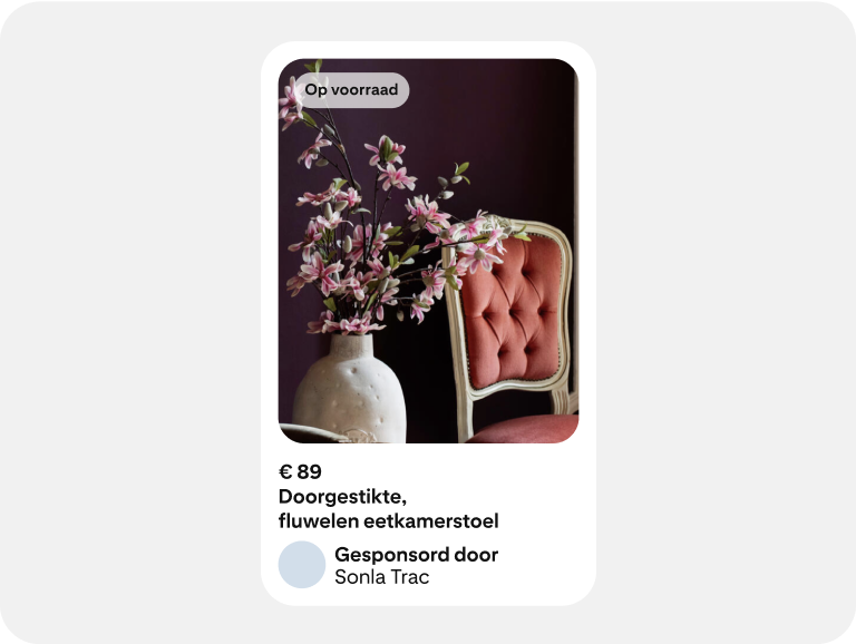 Een winkeladvertentie toont meubels, met informatie over beschikbaarheid en prijzen.