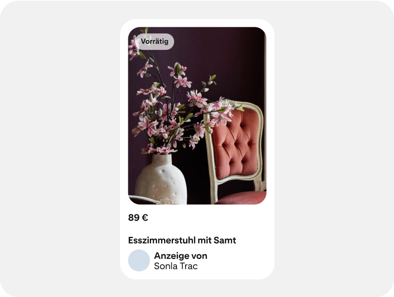 Eine Shopping-Anzeige zeigt Möbel mit Preisinformationen und ihrer Verfügbarkeit.