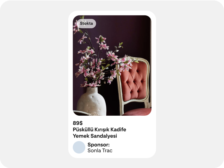 Stok durumu ve fiyatlandırma hakkında bilgi içeren, mobilyaların gösterildiği bir alışveriş reklamı.