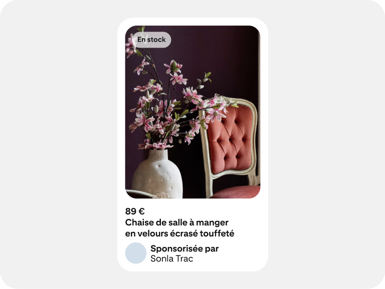 Une annonce Shopping montrant des meubles, accompagnée d’une mention de disponibilité et d’un prix.