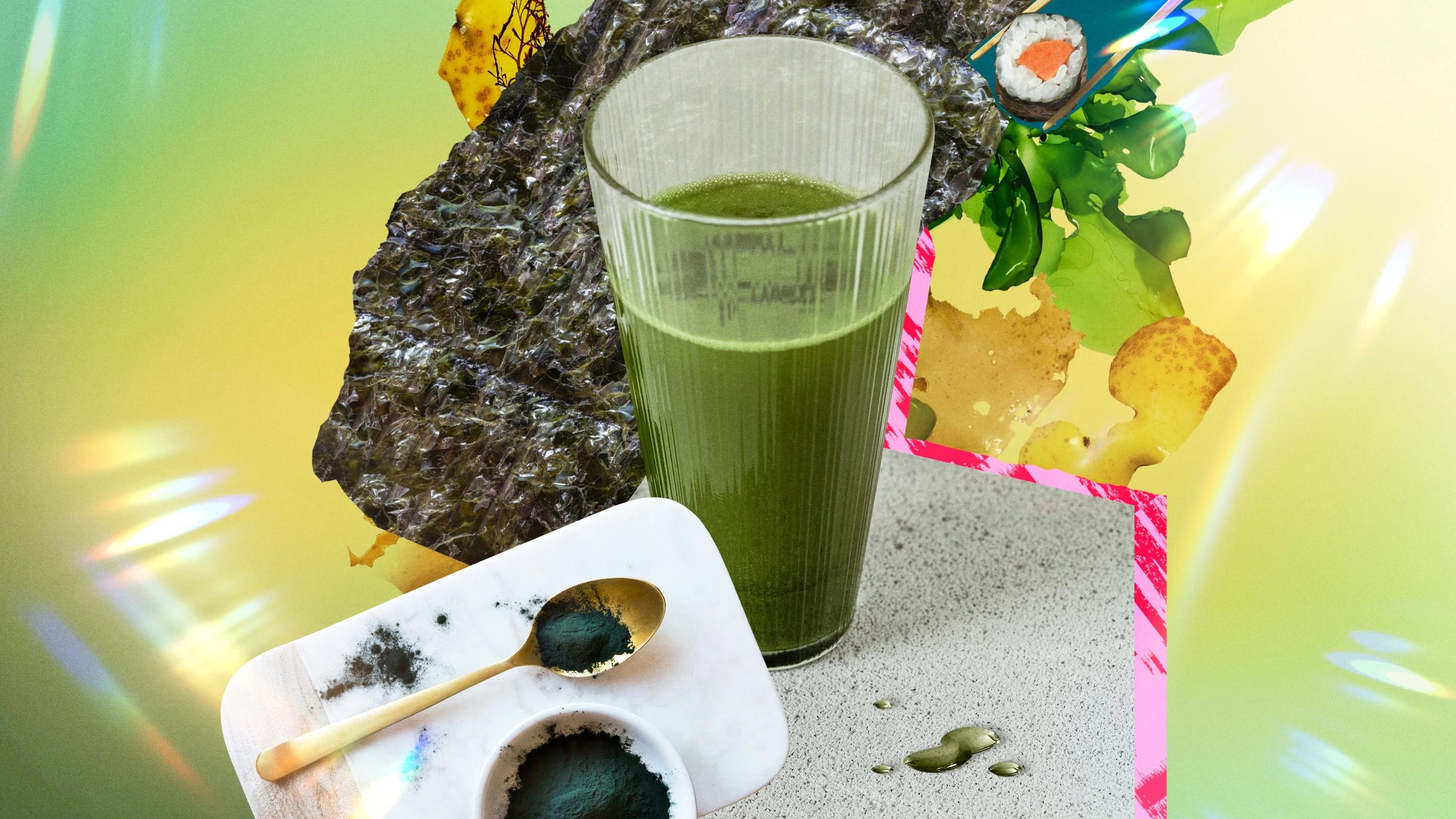 Grüner Saft in einem Glas inmitten einer Collage aus mit Algen verwandten Gegenständen wie Sushi, Algenpulver, Essstäbchen und gekochten Algen.