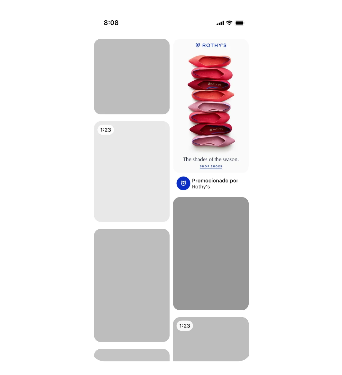 Feed de inicio de Pinterest en un teléfono móvil con un anuncio promocionado por Rothy's. Este anuncio es un Pin estándar con una foto de zapatos planos en diferentes tonos de rojo con la frase "La tonalidad de la temporada" escrita abajo.