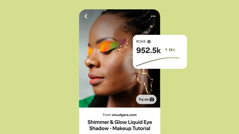 Une femme noire posant avec les yeux fermés pour montrer son maquillage éclatant orange et vert