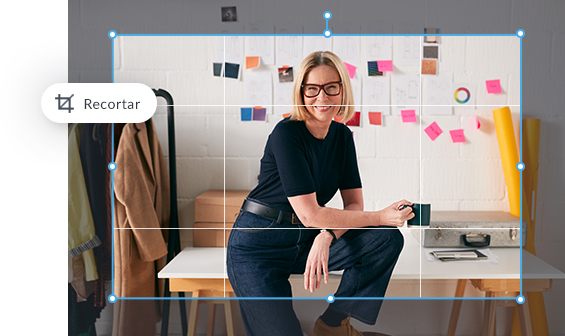 Herramientas de edición de fotos en línea para ajustar el tamaño, la exposición, el fondo, los colores y retocar. Mujer rubia con gafas negras sonriendo y sosteniendo una taza de café con coloridos post-its en el fondo de la pared blanca.