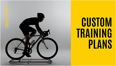 Portada de Facebook ciclista con imagen en blanco y negro y bloque amarillo para texto.