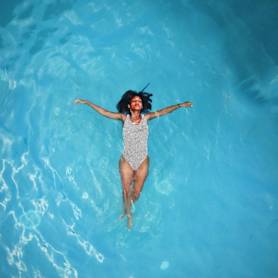Plantilla de publicación de Instagram con una mujer flotando libremente en el agua