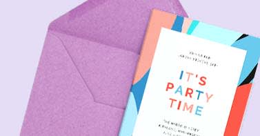 Una invitación colorida sobre un sobre y un fondo de color púrpura, hecha con una de las plantillas de invitación de PicMonkey.