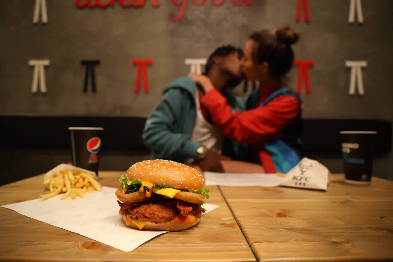 KFC Kiss Burger ambientata (1)