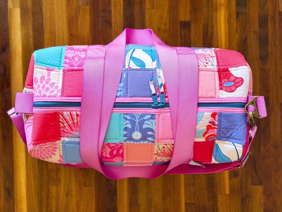 A bright quilted bag by Sewspicious / Vickeidy Plybon