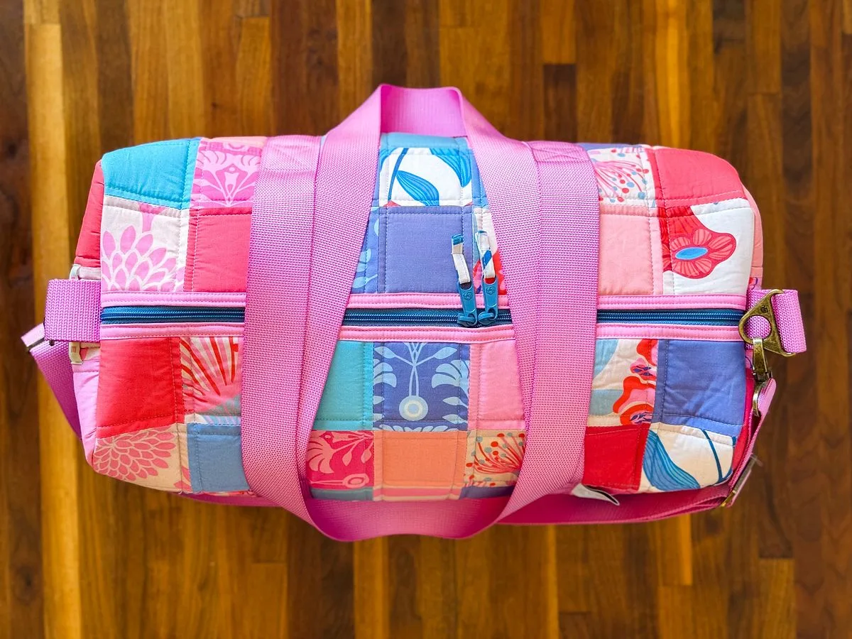 A bright quilted bag by Sewspicious / Vickeidy Plybon