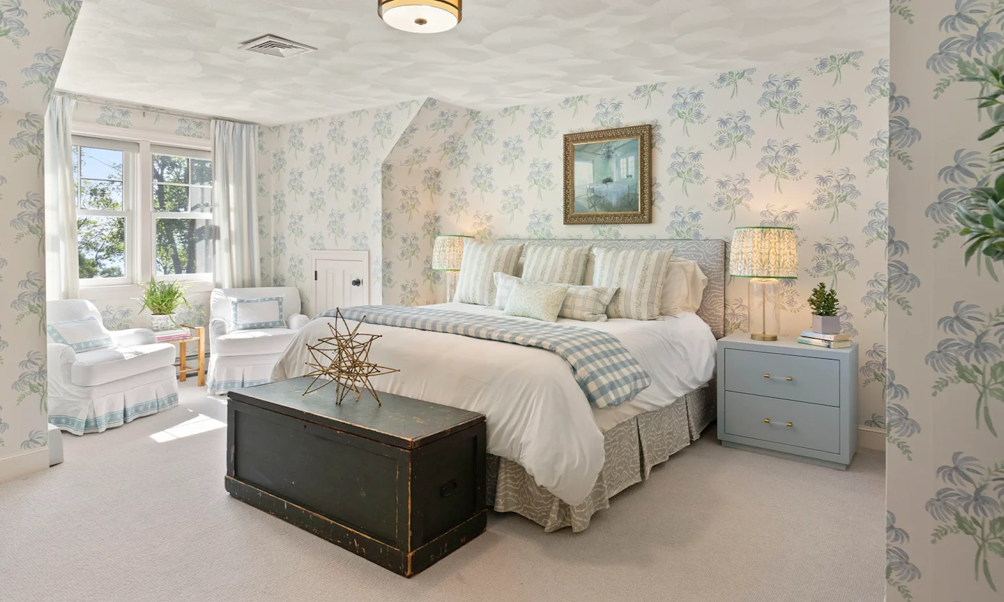 Bedroom with blue floral bouquet wallpaper.