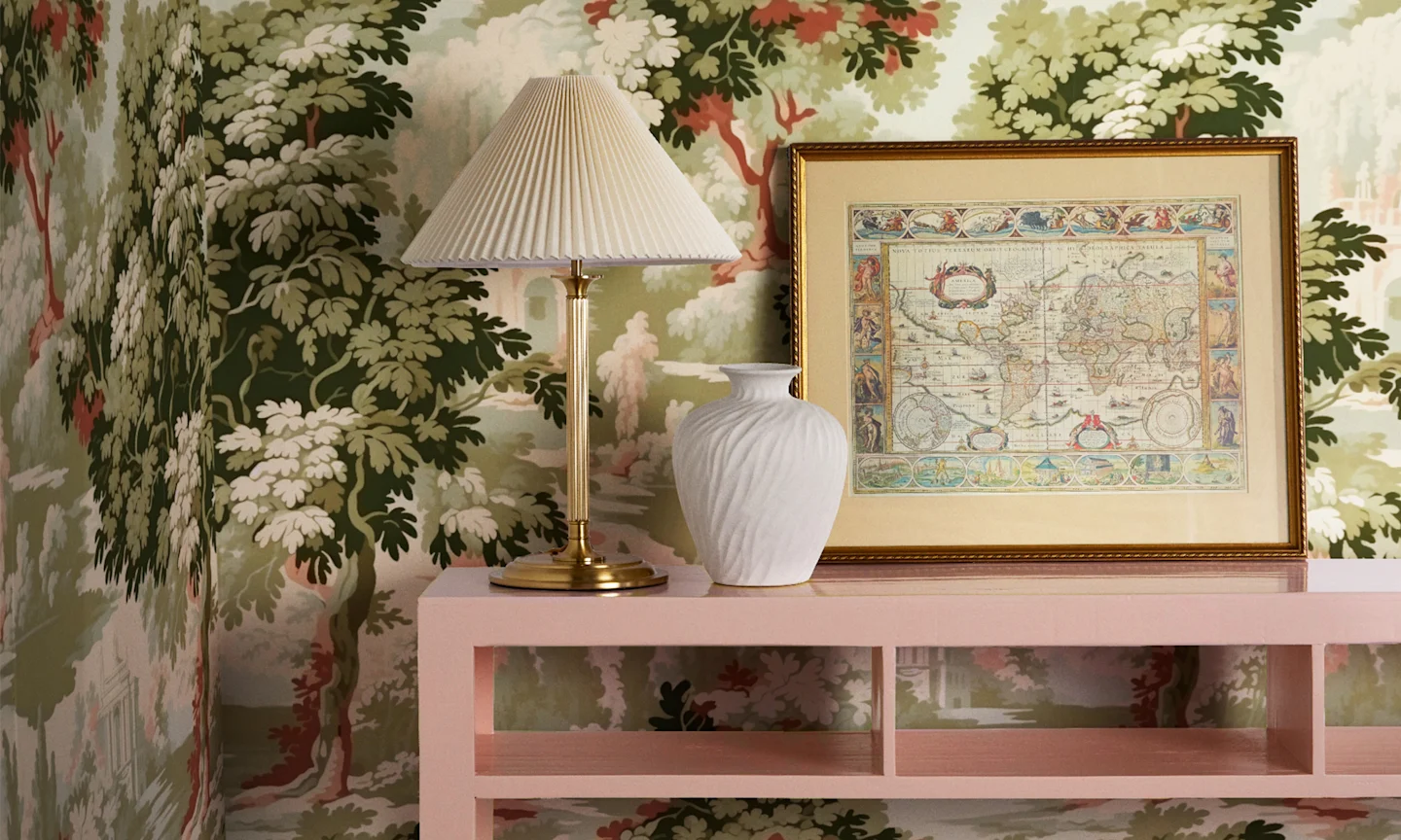 Wall with wallpaper in Chinoiserie Vintage and a pink shelf.