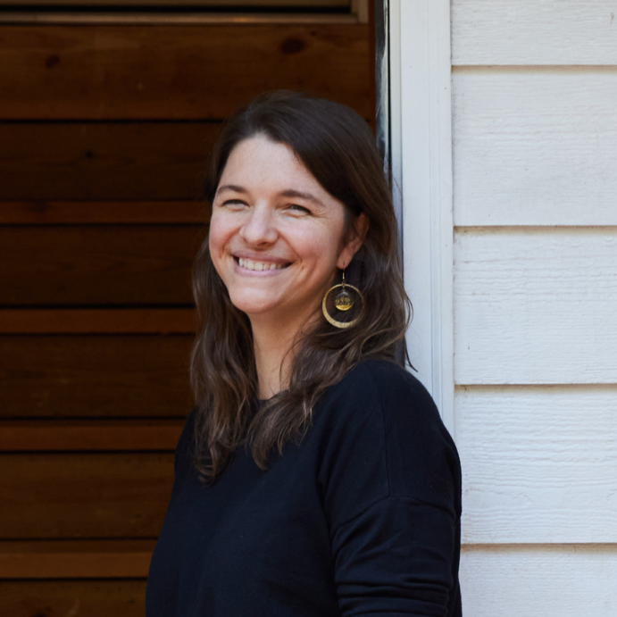 Headshot of Katie Hayes in her home studio.