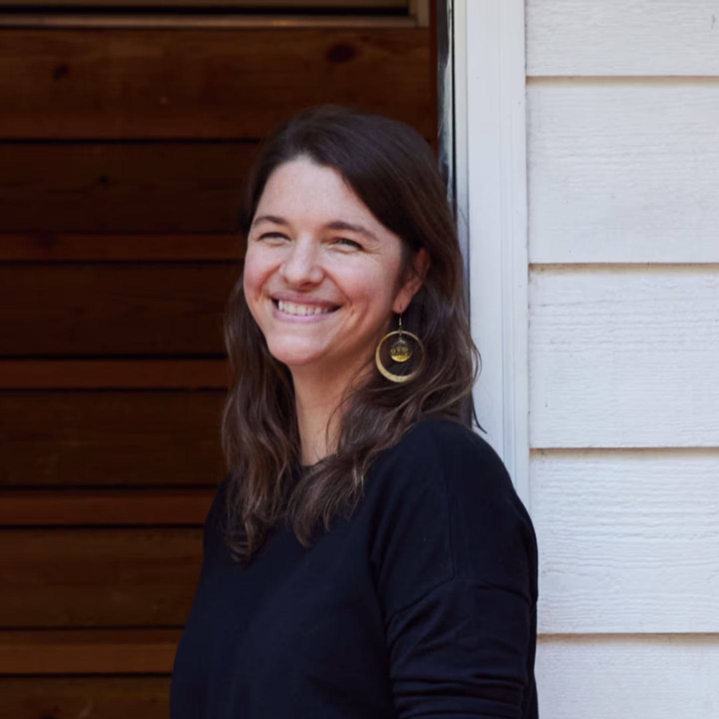 Headshot of Katie Hayes in her home studio.