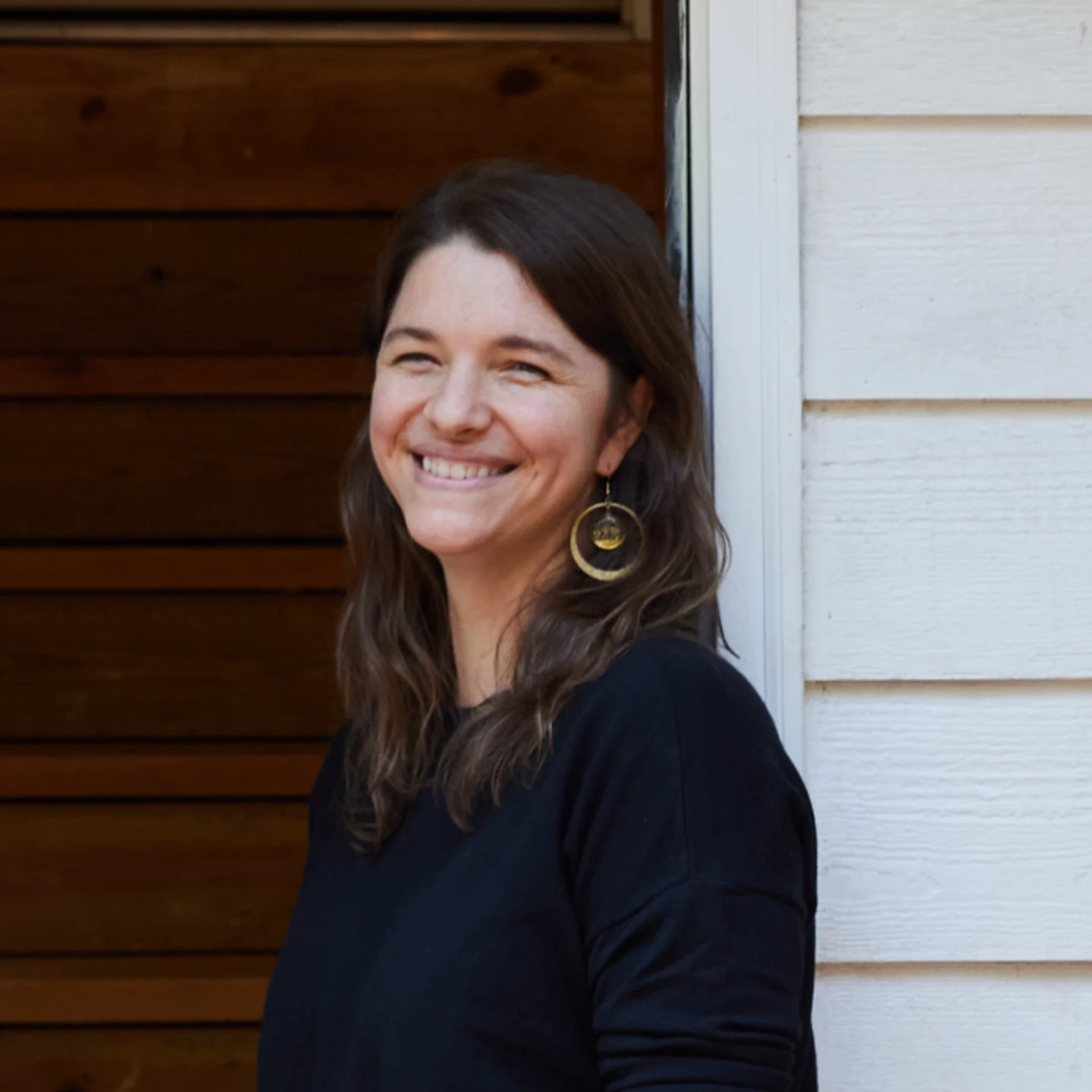 Headshot of Katie Hayes in her home studio.