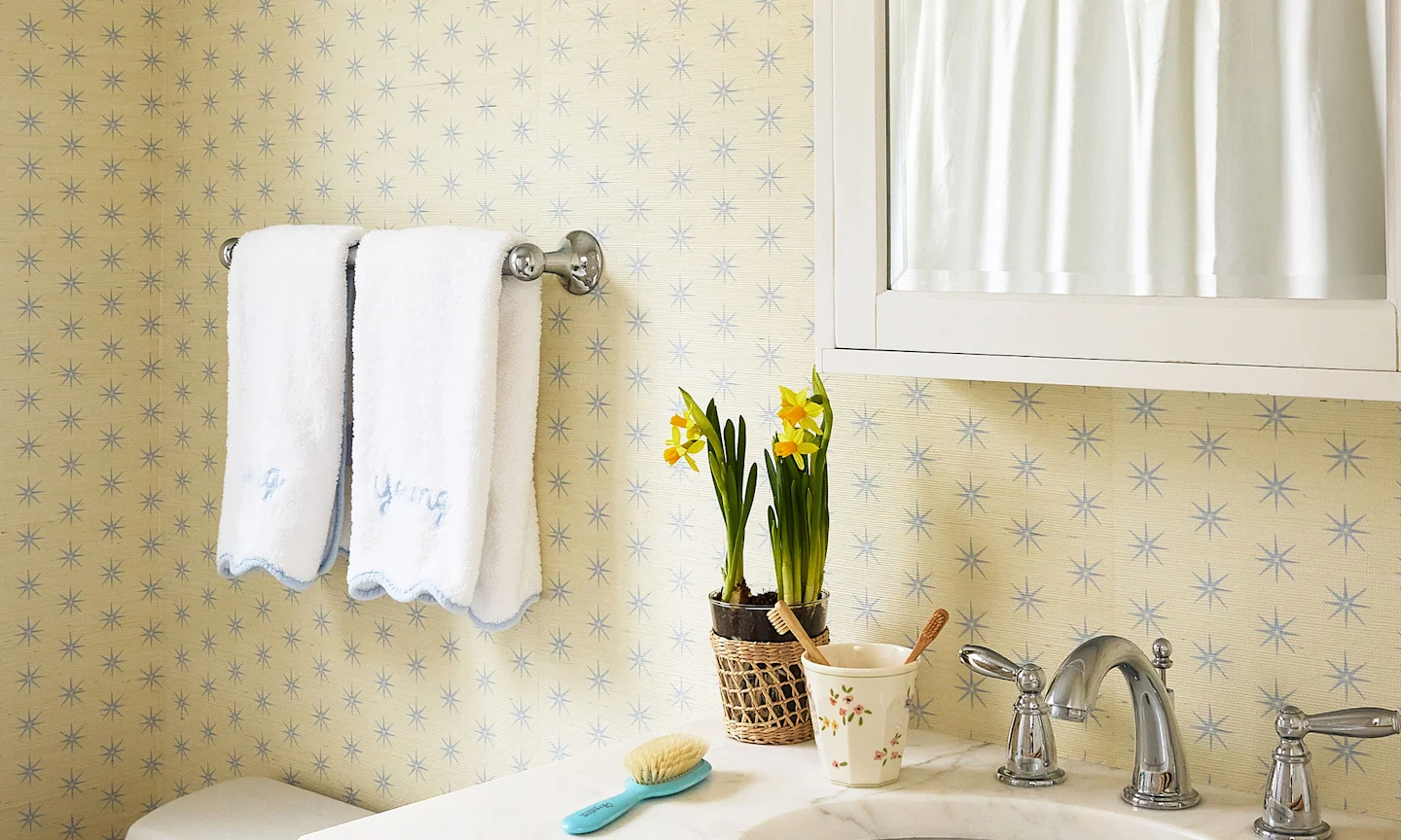 Bathroom with neutral star wallpaper.