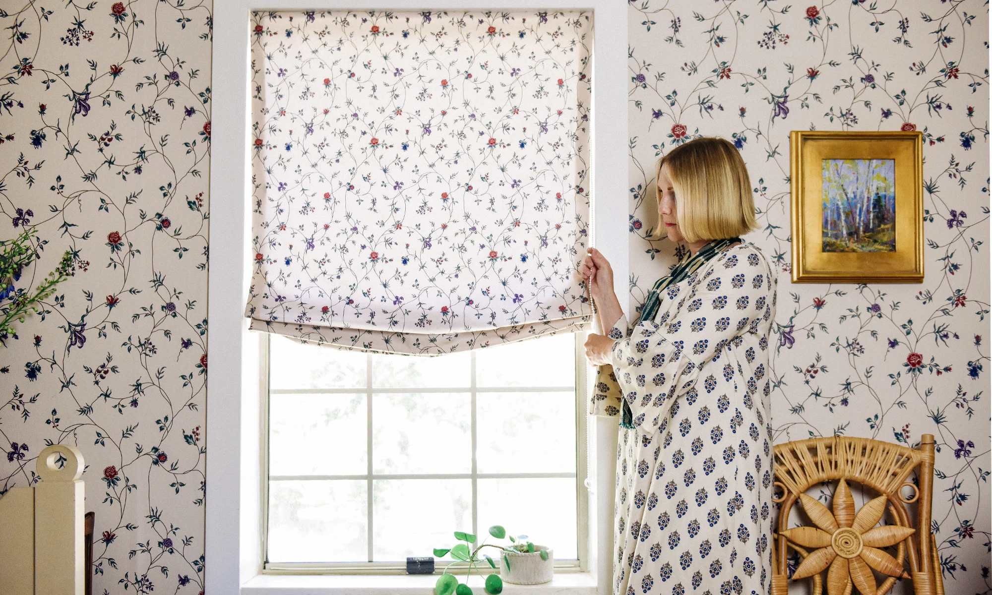 Brittany Jepsen of the House that Lars Built rolling up roman shades made out of Spoonflower fabric.
