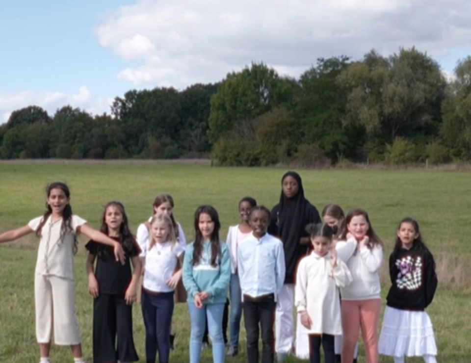 Migrating together
— Laure Prouvost & Singing Molenbeek