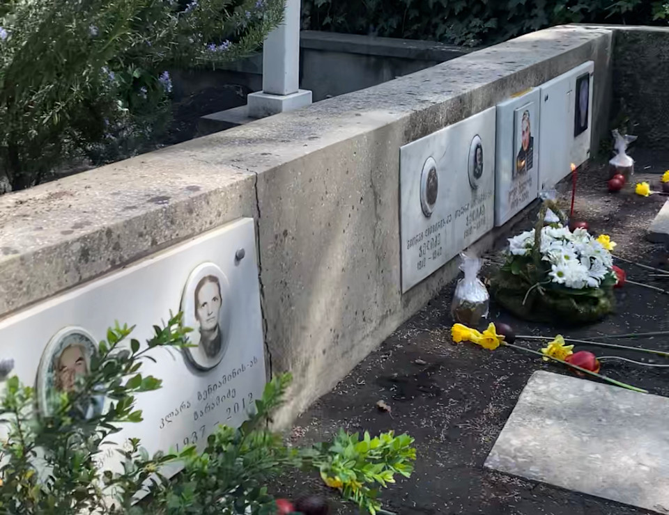 Adilei / Lore Binon
— Rit’uali რიტუალი: Songs for Our Deceased Loved Ones