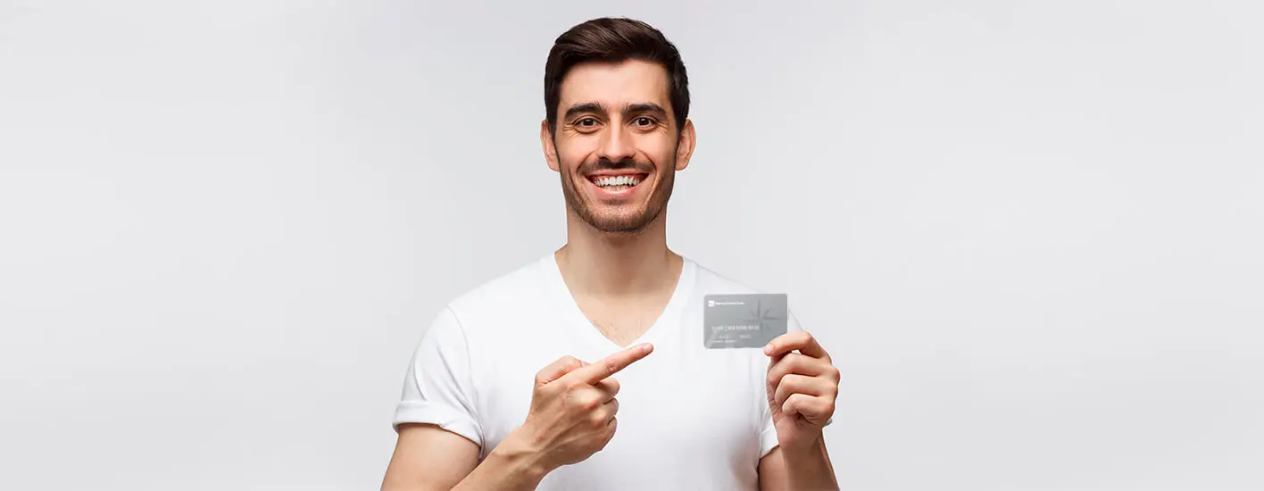 Persona sosteniendo tarjeta de Crédito