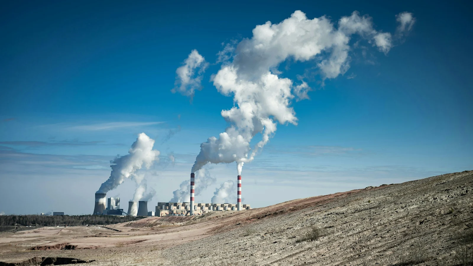 The coal stock average hides the plants that are actually short. Industrial power plant emitting smoke under a clear blue sky.