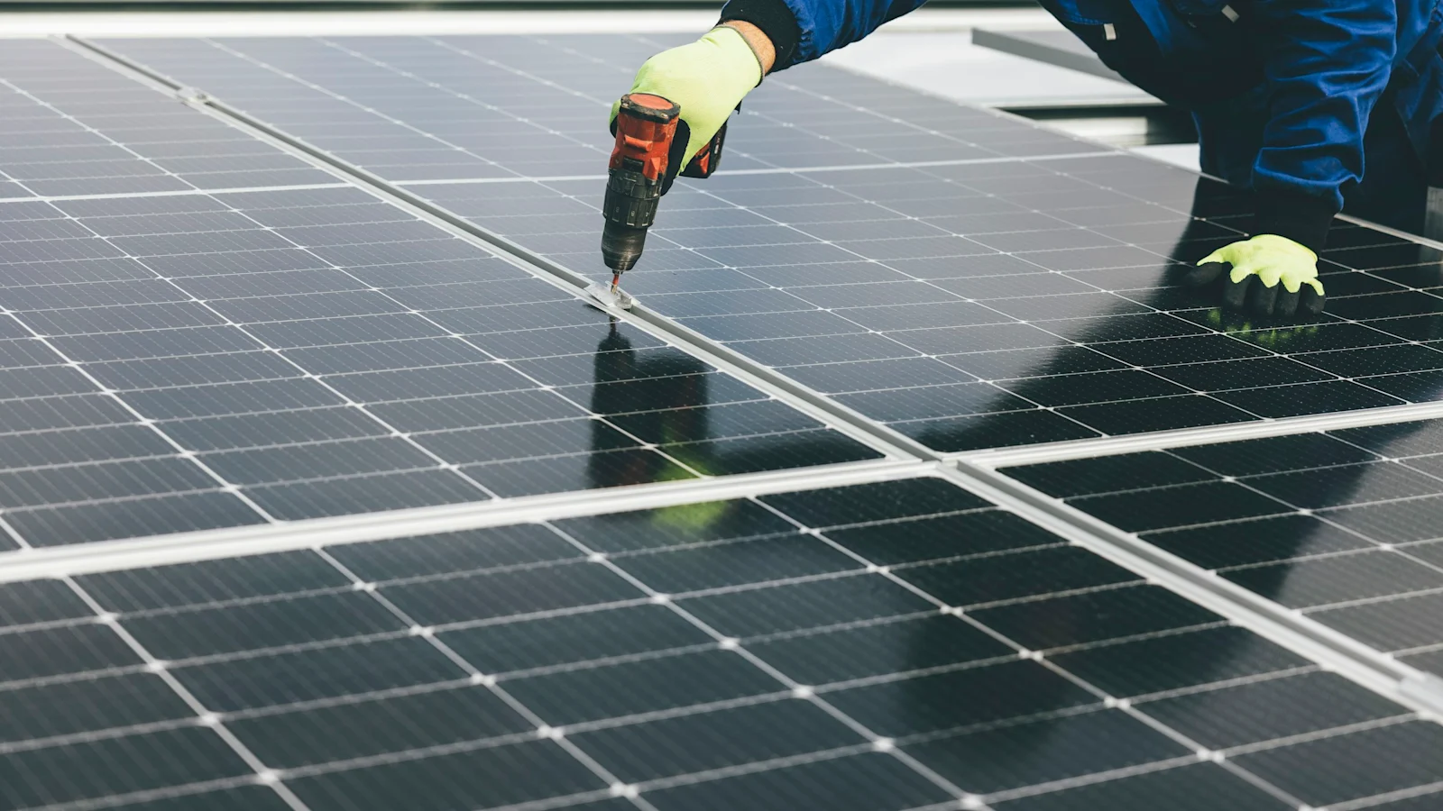 A grid that changes every month, planned once a year. Installing renewable power generation solar panels