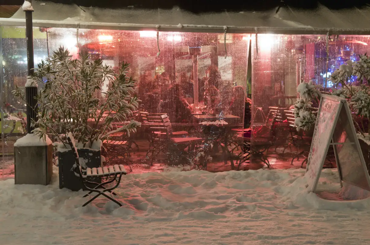 A transparent covering keeps diners out of the elements 