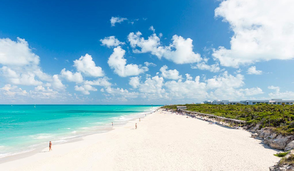 Beau ciel bleu, plages de sable blanc et eau turquoise