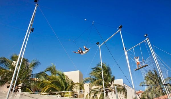 Deux personnes pratiquant des exercices d’acrobatie sur un parcours aérien