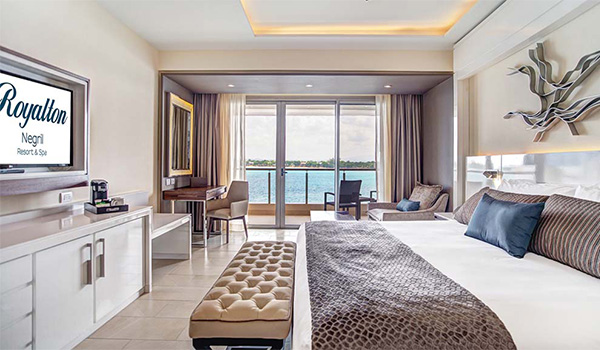 Grande suite luxueuse offrant une vue sur la mer