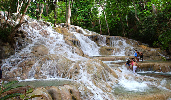 Personnes escaladant les chutes de la Dunn