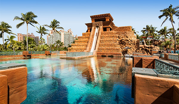 Le Leap of Faith, un toboggan aquatique en tunnel allant d’un temple maya à un lagon débordant de requins