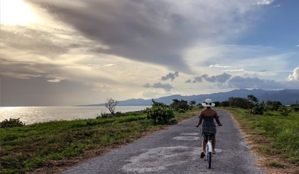 Femme faisant de la bicyclette sur un sentier