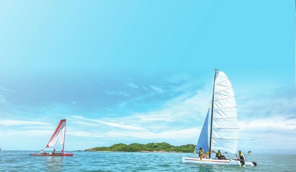 Deux bateaux voguant dans la baie de Zihuatanejo