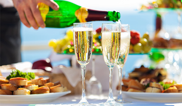 Déjeuner avec champagne servi à la piscine