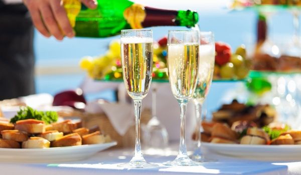 Déjeuner avec champagne servi à la piscine