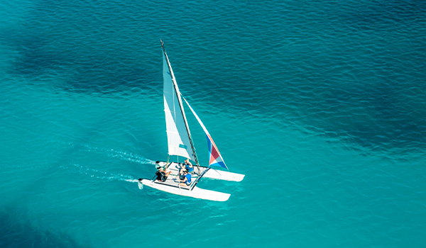 Vue aérienne sur des personnes à bord d’un catamaran en mer