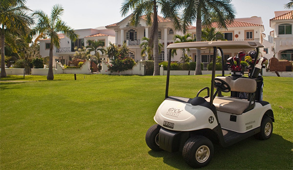Voiturette de golf sur des verts immaculés