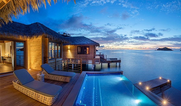 Piscine avec vue sur l'océan dans un bungalow privé au coucher du soleil