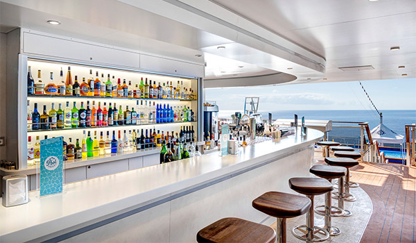Bar à bord offrant des vues sur l'océan
