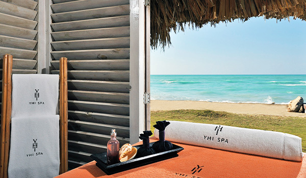 Table de massage dans un palapa donnant sur la plage