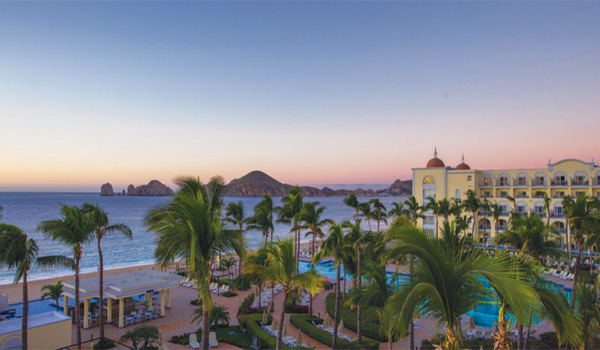 Soleil se couchant sur la côte de Los Cabos