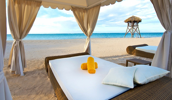 Tables de massage sur la plage